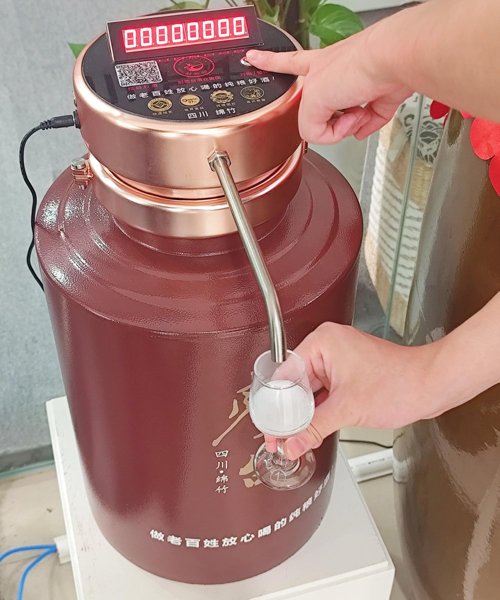 智能售酒机 现场出酒实拍